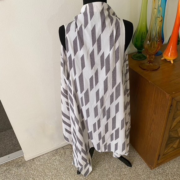 Cool Graphic Black and white shawl vest by Janice OS - Picture 3 of 7